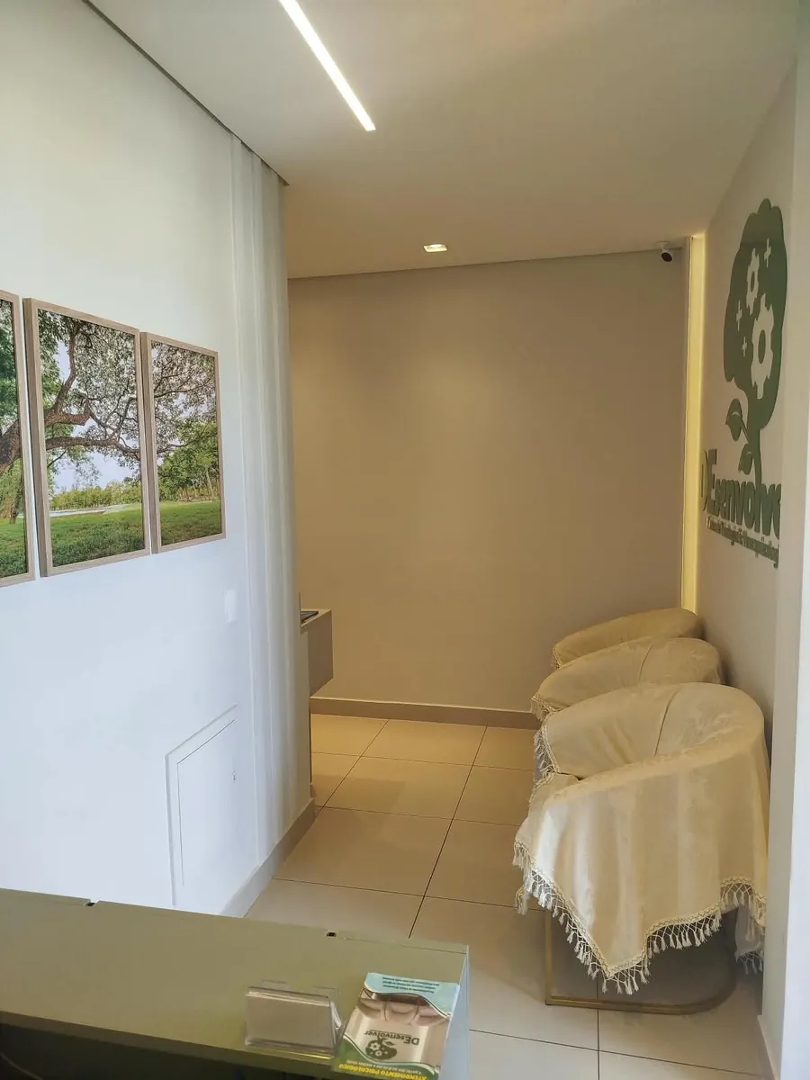 Recepção da Clínica DEsenvolver, com poltronas e a logo na parede