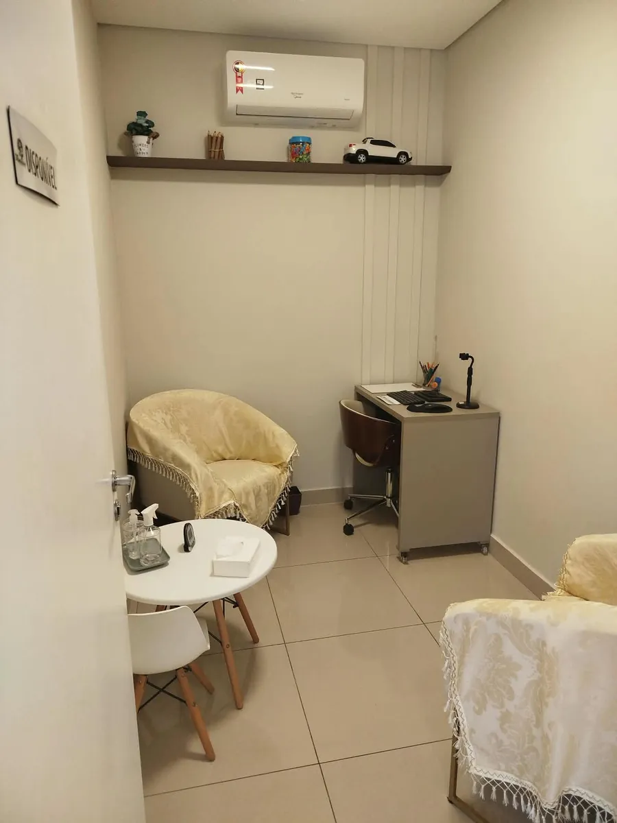 Sala de atendimento com mesa e cadeira infantis